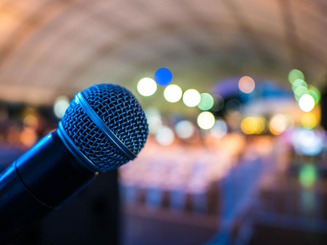 cierre el micrófono en la sala de conciertos o sala de conferencias,concepto educativo foto