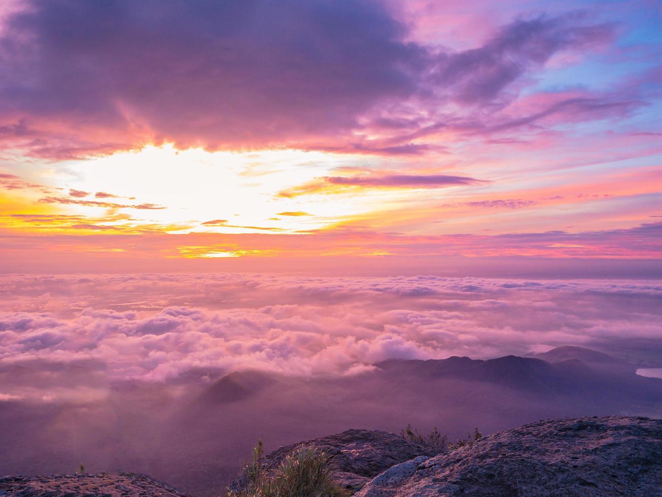 hermoso cielo del amanecer con el mar de la niebla de la mañana en la montaña khao luang en el parque nacional ramkhamhaeng, provincia de sukhothai tailandia foto