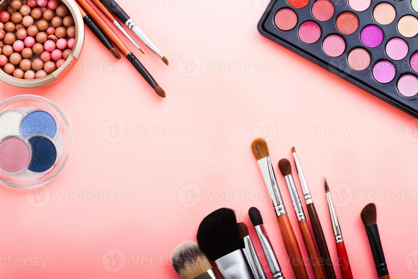 marco de accesorios cosméticos sobre fondo rosa con espacio de copia. vista superior foto