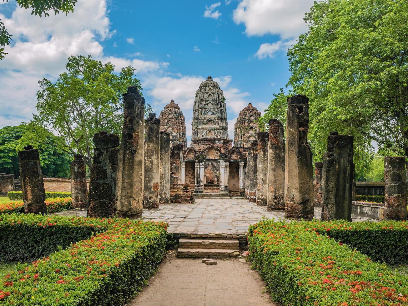 templo wat si sawai en el parque histórico de sukhothai, ciudad de sukhothai, tailandia foto