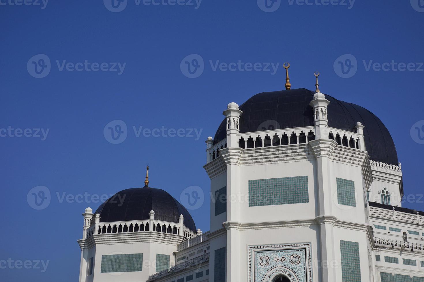 detalle de la gran mezquita o masjid raya en medan, indonesia foto