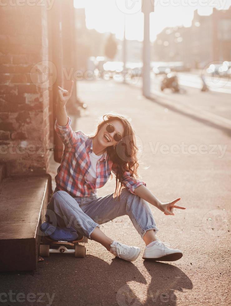 hermosa joven modelo en patineta foto