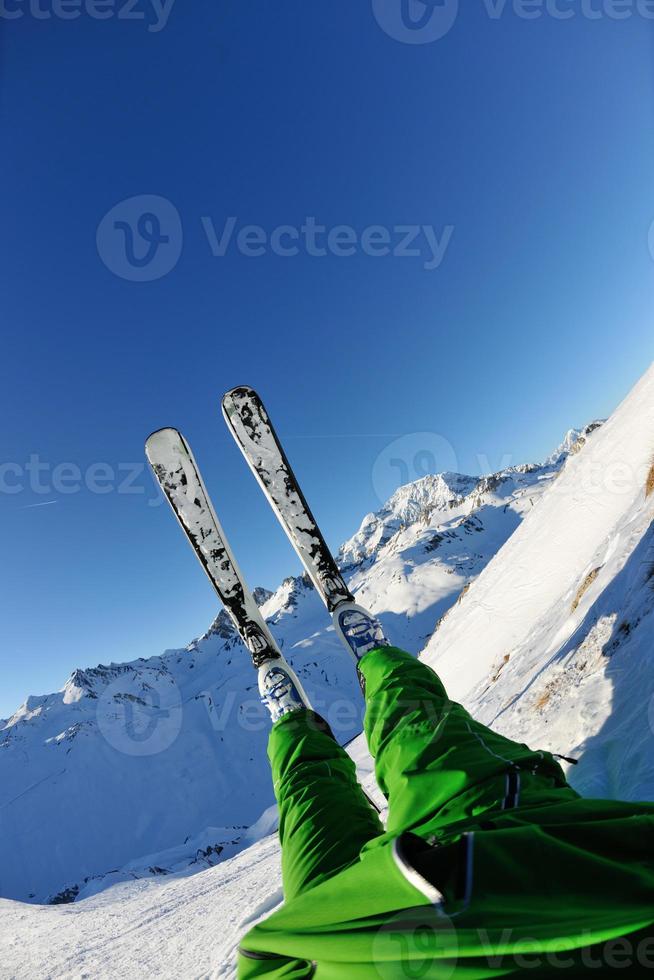 esquiar en nieve fresca en la temporada de invierno en un hermoso día soleado foto