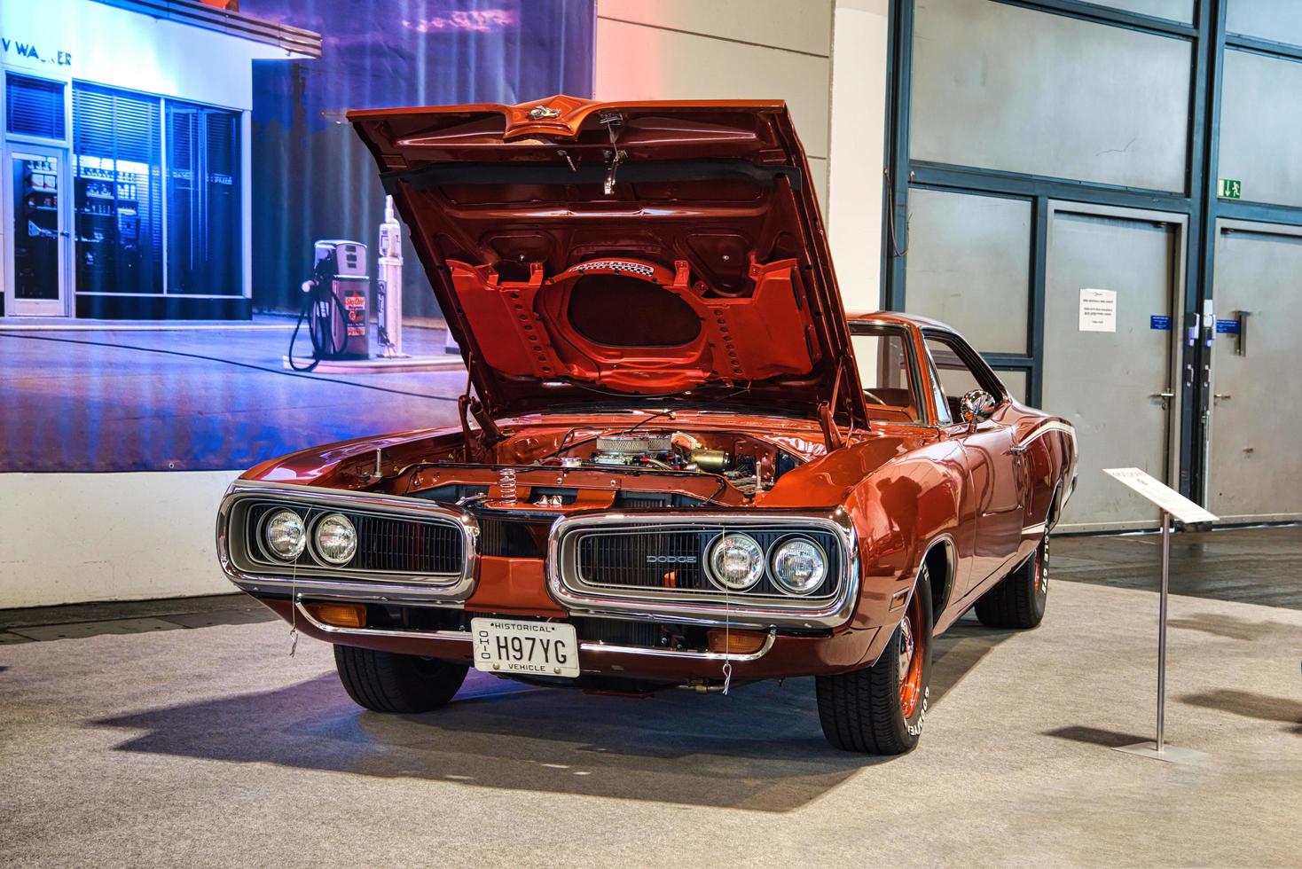 friedrichshafen - mayo de 2019 rojo naranja dodge super bee 1970 en motorworld classics bodensee el 11 de mayo de 2019 en friedrichshafen, alemania foto