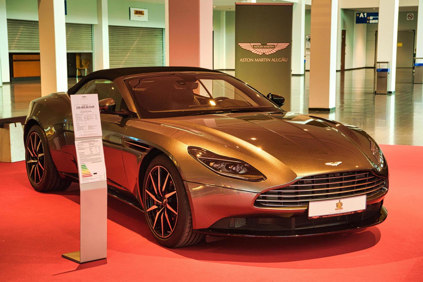 friedrichshafen - mayo 2019 sand golden aston martin db11 v8 volante 2016 cabrio en motorworld classics bodensee el 11 de mayo de 2019 en friedrichshafen, alemania foto