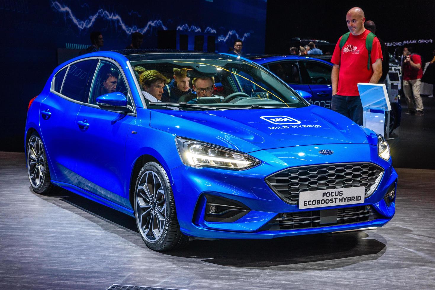 frankfurt, alemania - septiembre de 2019 ford focus ecoboost híbrido azul, exhibición de autos del salón internacional del automóvil iaa foto