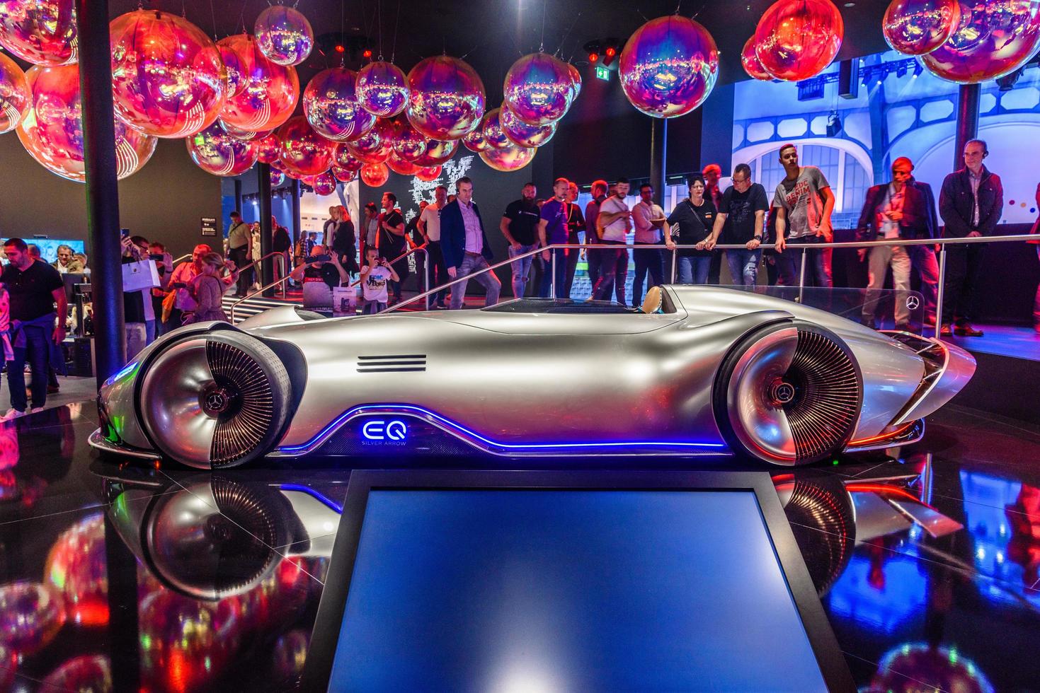 frankfurt, alemania - sept 2019 mercedes-benz vision eq silver arrow electric battery racing car, iaa international motor show auto exhibtion foto