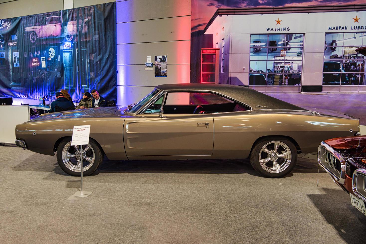 friedrichshafen - mayo de 2019 golden sand dodge charger 2 1968 en motorworld classics bodensee el 11 de mayo de 2019 en friedrichshafen, alemania foto