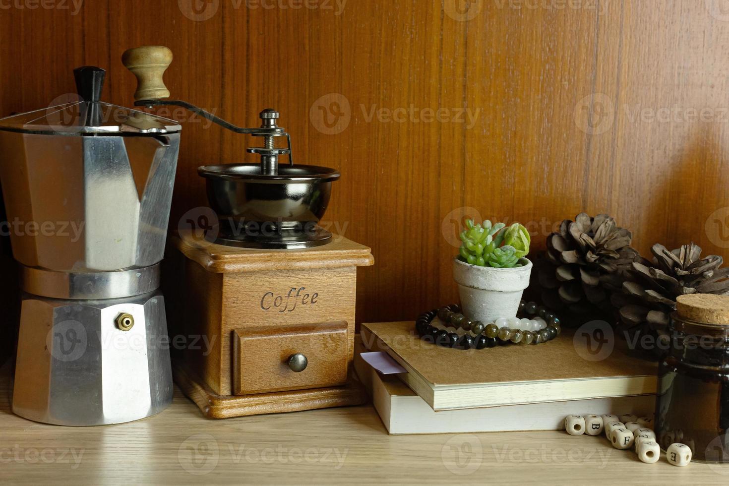 equipo vintage de café en la mesa de madera para el concepto de café. foto