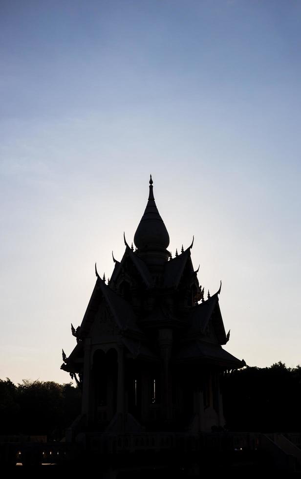 una vista de la silueta de una pagoda, tomada contra la luz del sol de la mañana. foto