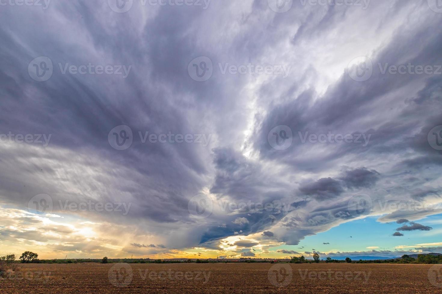 nubes asombrosas sobre los campos. vista panorámica. fondo natural foto