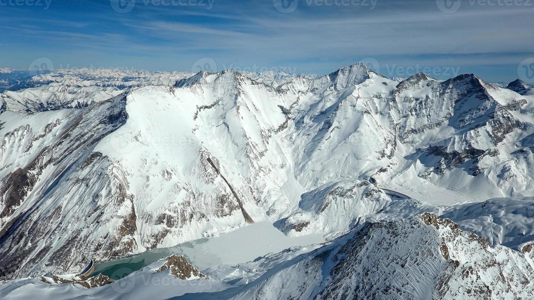 vista increíble desde un dron sobre las colinas nevadas de la montaña foto