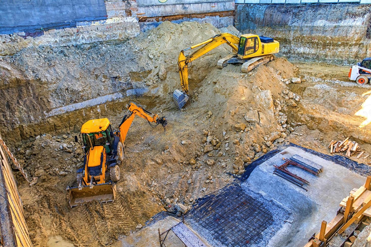 equipo pesado de construcción trabajando en el sitio de construcción. foto