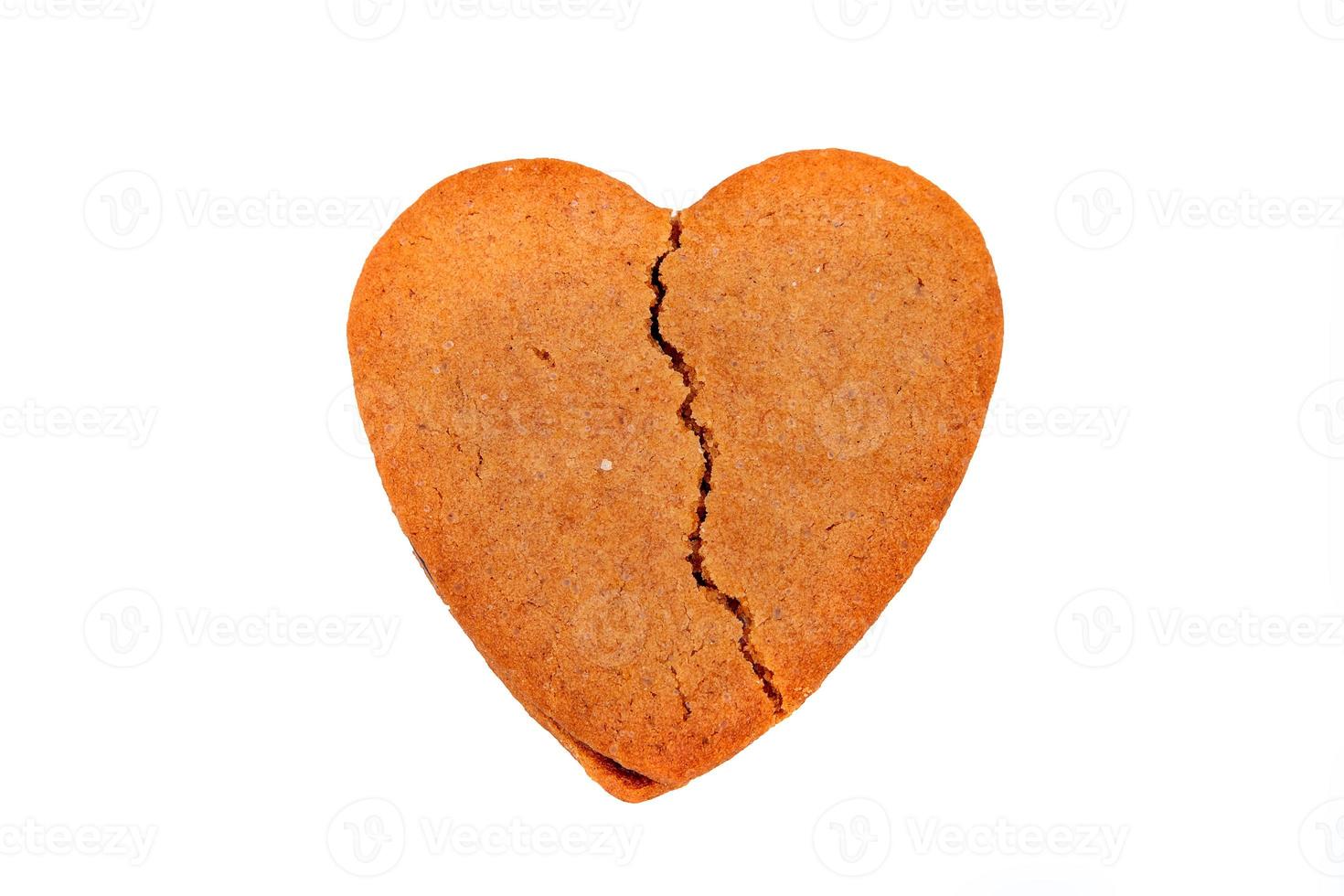 Galleta como una forma de corazón roto, aislado sobre fondo blanco. foto