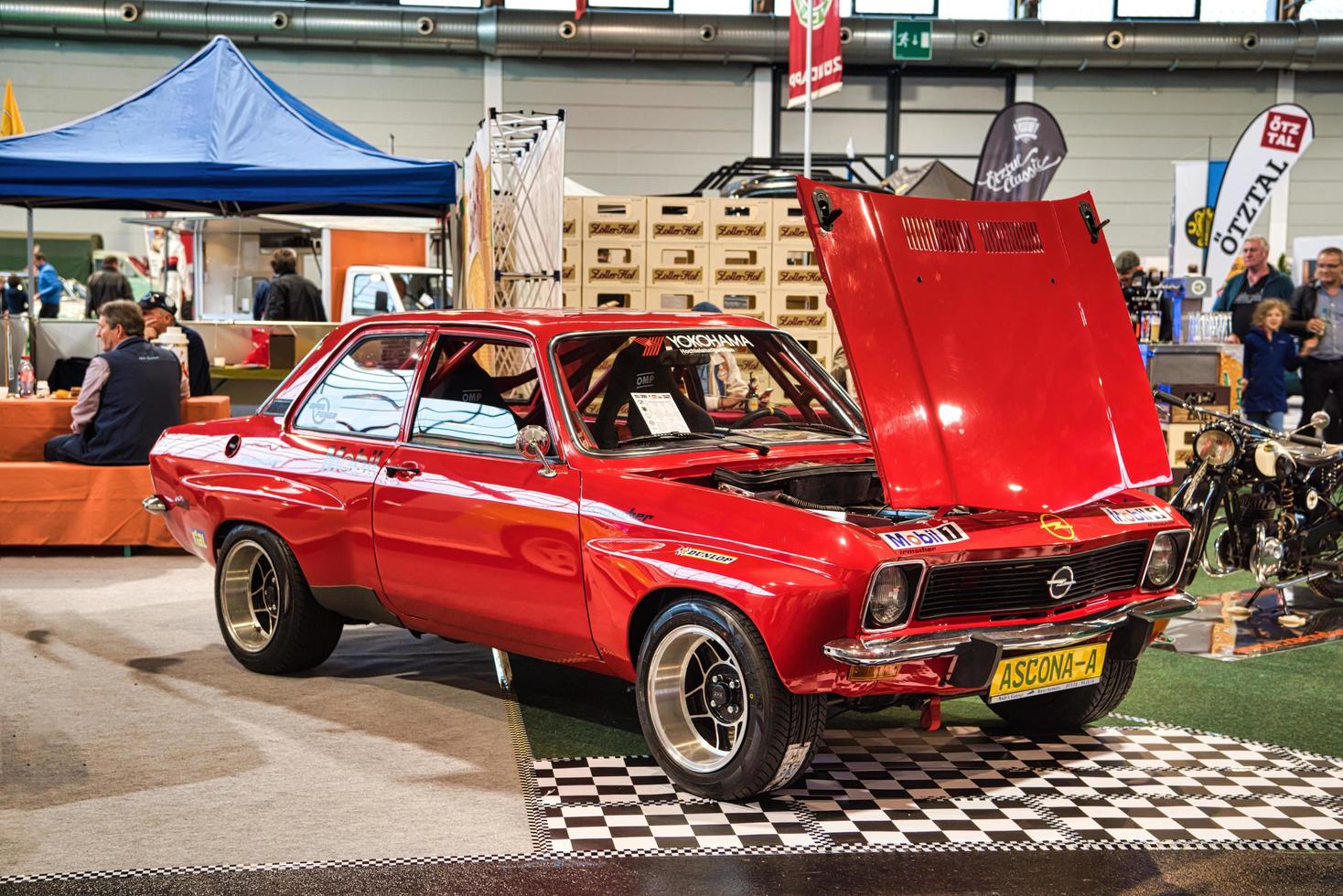 friedrichshafen - may 2019 red alfa rome alfetta gt type 116 1972 en motorworld classics bodensee el 11 de mayo de 2019 en friedrichshafen, alemania foto