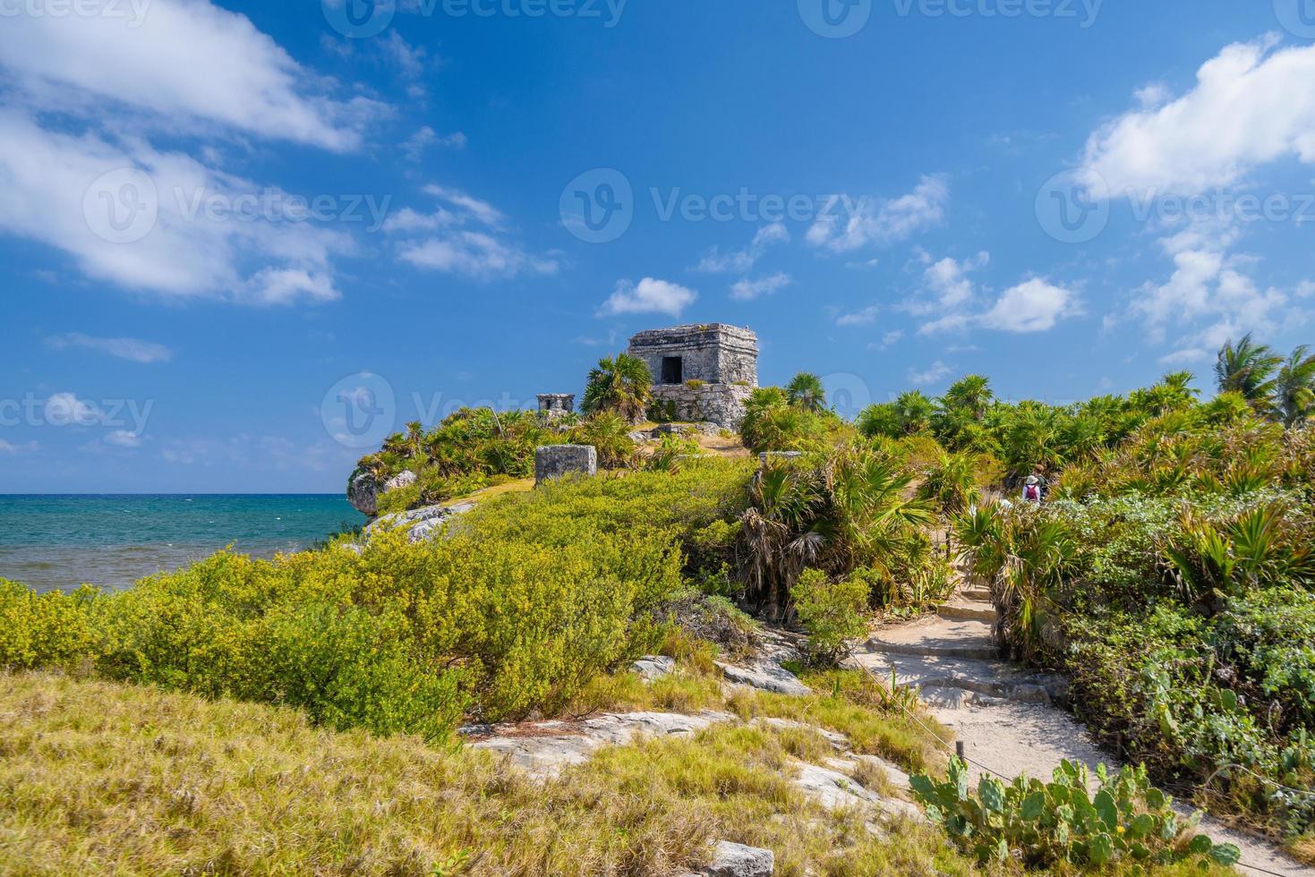 estructura 45, ofertorios en la colina cerca de la playa, ruinas mayas en tulum, riviera maya, yucatán, mar caribe, méxico foto