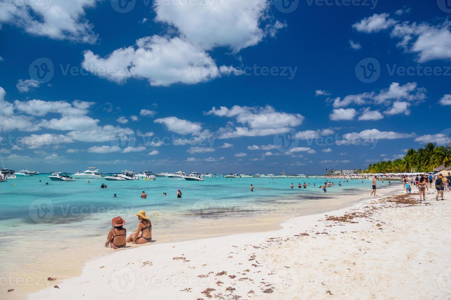 2 chicas sexy damas están sentadas en bikini brasileño en una playa de arena blanca, mar caribe turquesa, isla mujeres, mar caribe, cancún, yucatán, méxico foto