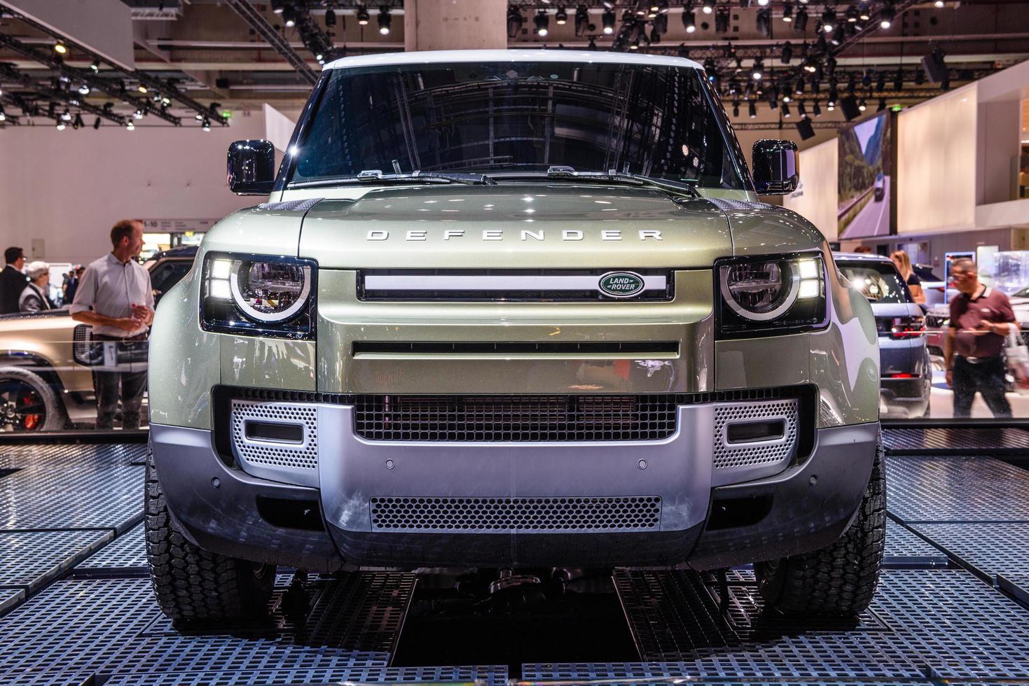 frankfurt, alemania - sept 2019 silver suv landrover 2020 defender l663, iaa international motor show auto exhibtion foto