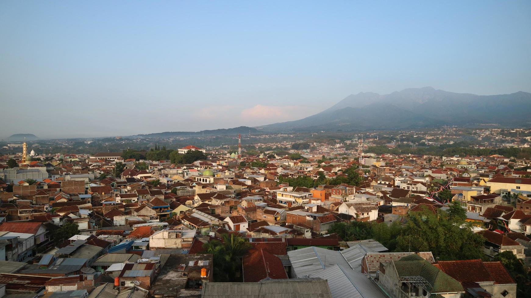 ambiente matutino de la ciudad de malang foto