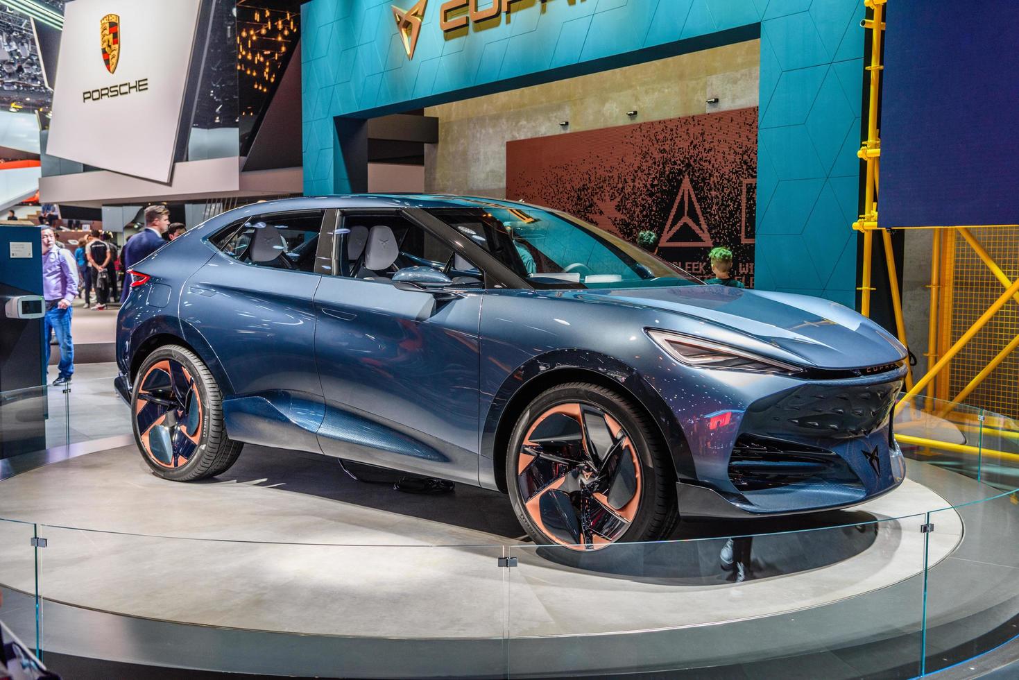 frankfurt, alemania - sept 2019 blue cupra tavascan electric suv concept car, iaa international motor show auto exhibtion foto