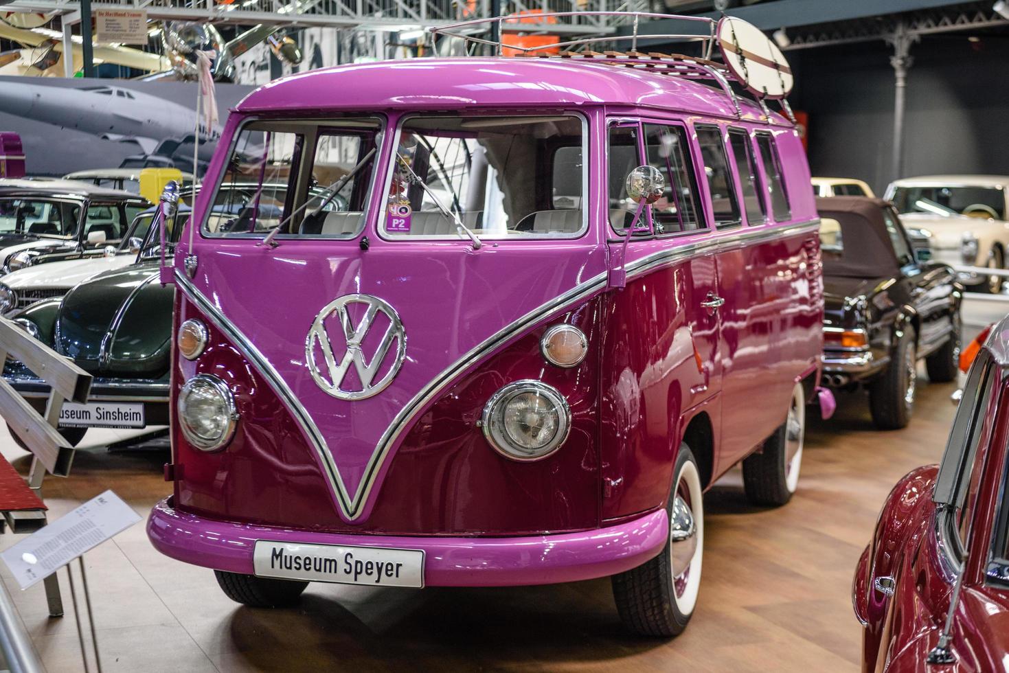 sinsheim, alemania - mai 2022 rosa violeta púrpura volskwagen vw bus t1 1866 foto