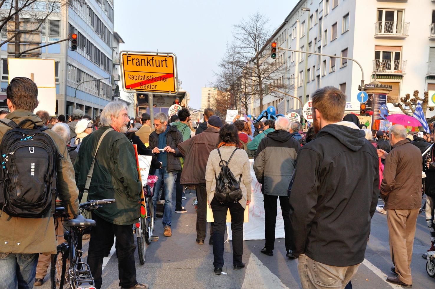 frankfurt, alemania - 18 de marzo de 2015 multitudes de manifestantes, bloqueo de demostración foto