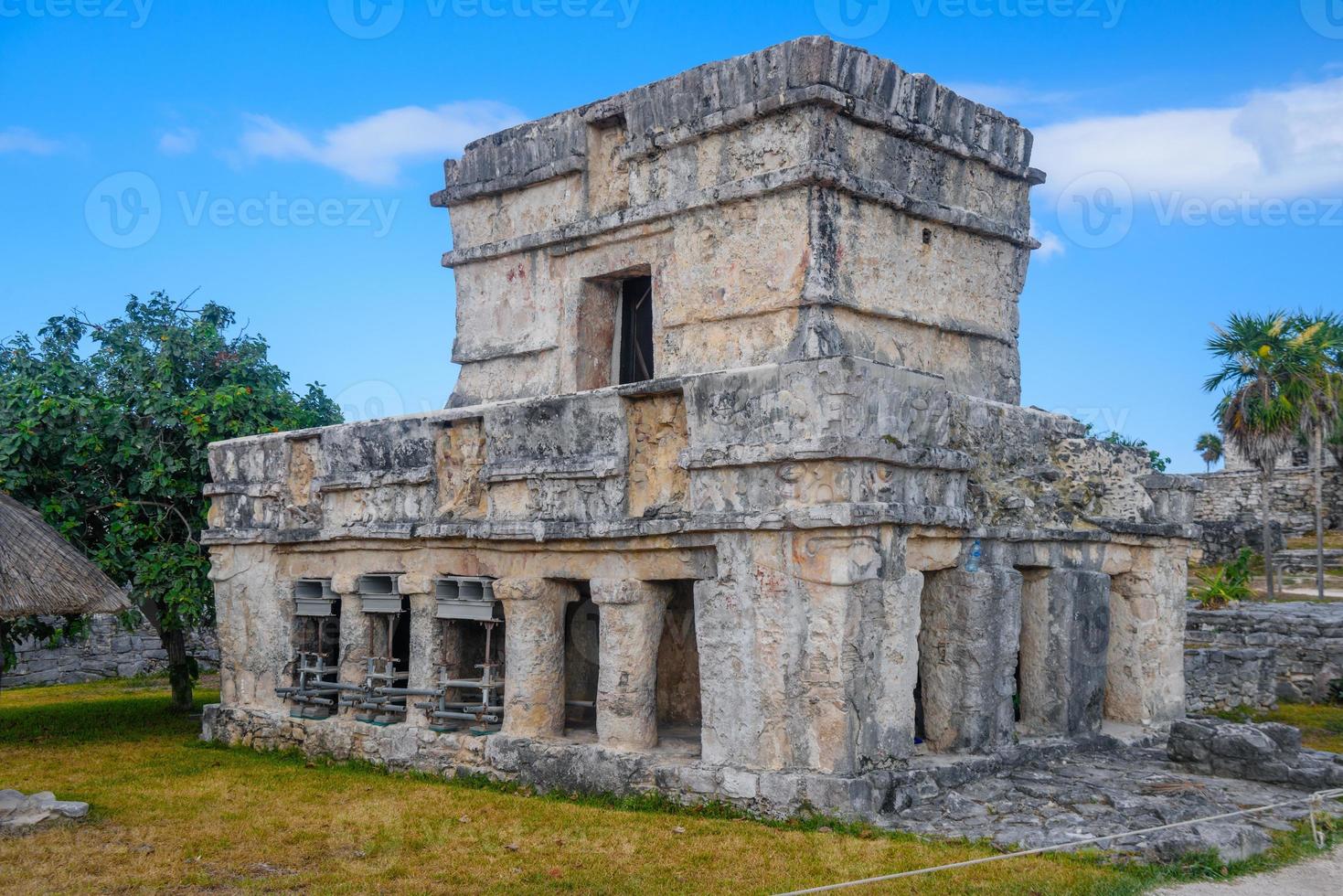 templo de los frescos, ruinas mayas en tulum, riviera maya, yucatan, mar caribe, mexico foto