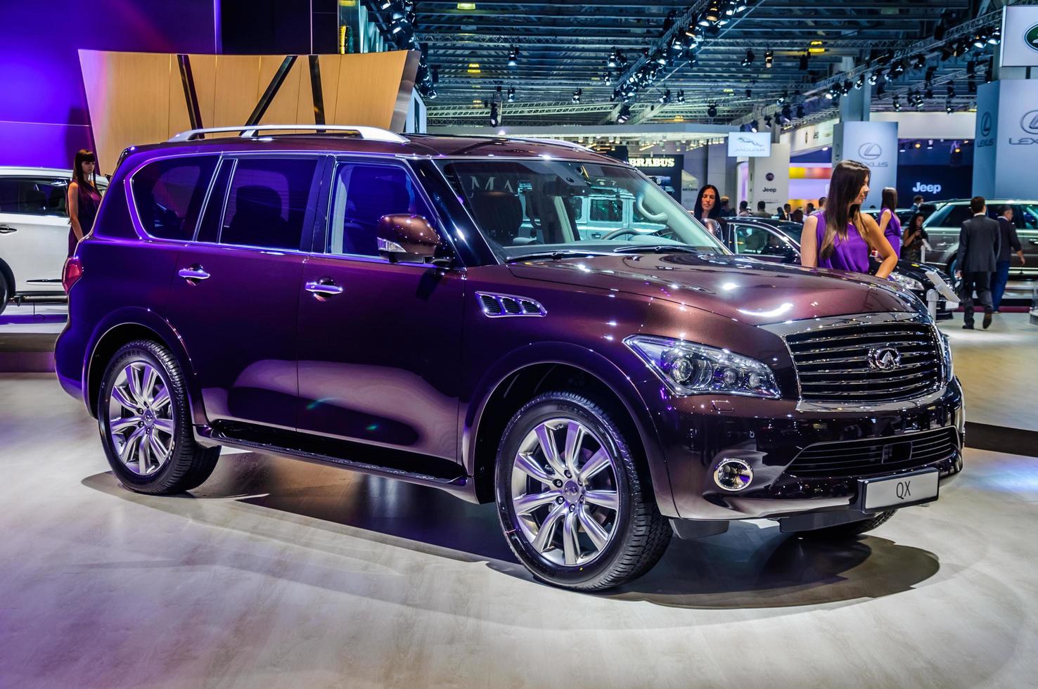 moscú, rusia - agosto de 2012 infiniti qx80 presentado como estreno mundial en el 16º salón internacional del automóvil mias moscow el 30 de agosto de 2012 en moscú, rusia foto