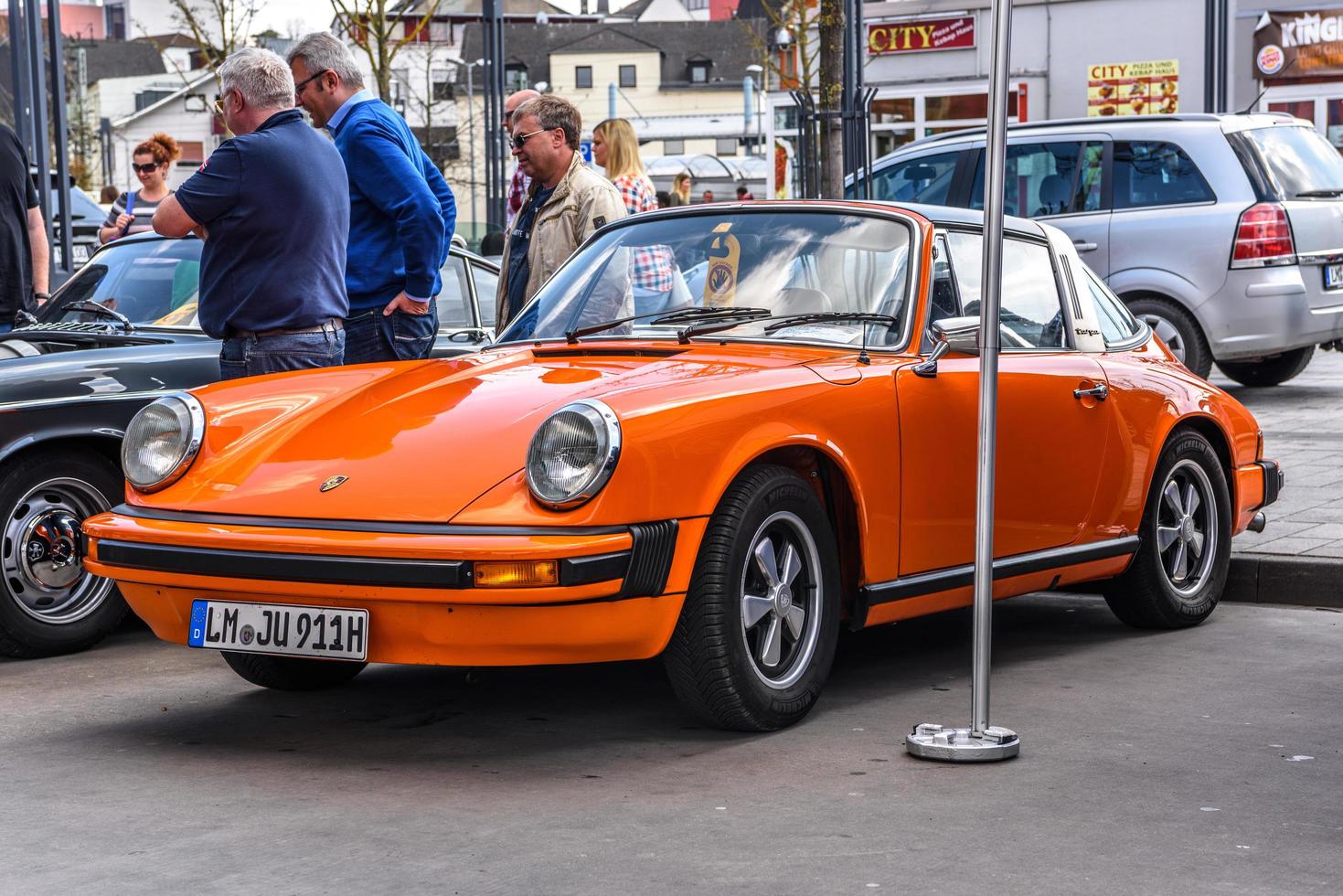 alemania, limburg - abr 2017 naranja porsche 911 targa 1983 en limburg an der lahn, hesse, alemania foto