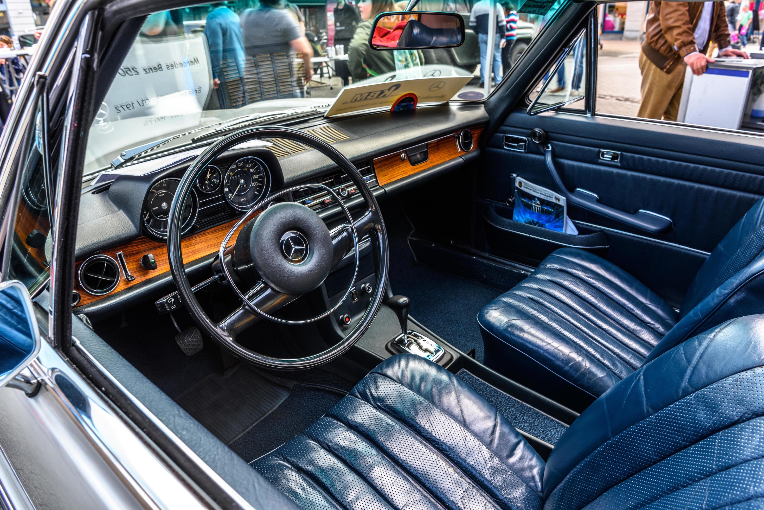 Mercedes-Benz V124 Lang シルバー Mercedes-Benz V124 Lang Limousine Silver 1990 1:43 Neo 44308