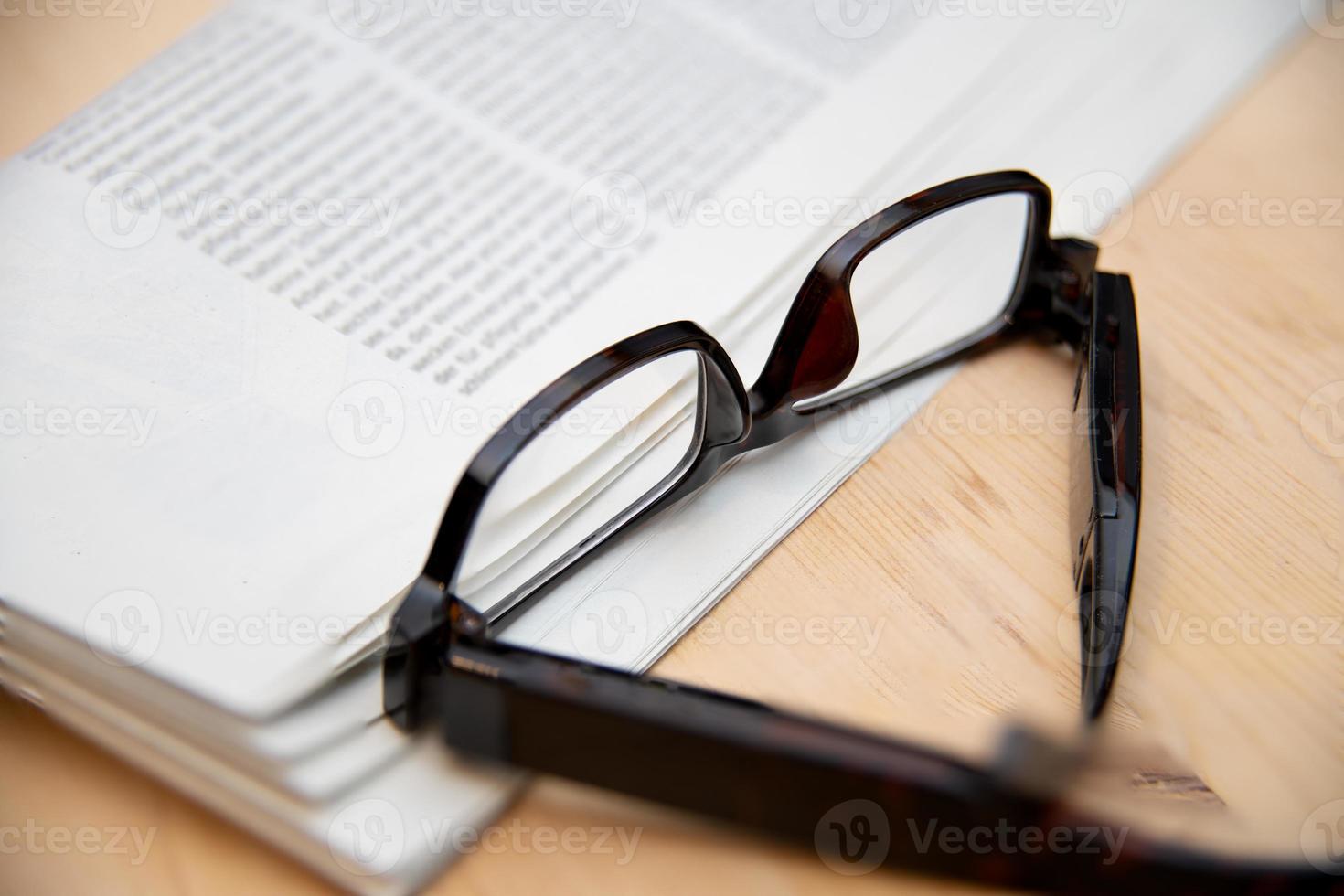 gafas de lectura con periodico foto