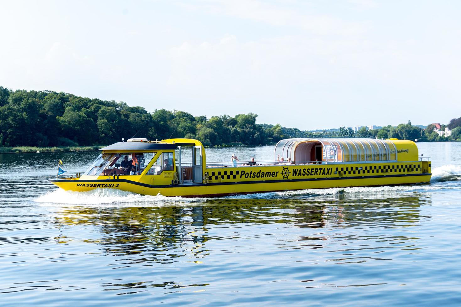 potsdam, brandeburgo, alemania 07.23.2018 taxi acuático de potsdam a toda velocidad foto