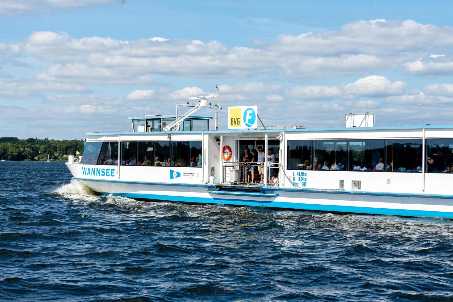 berlín, berlín, alemania, 07.23.2018, bvg, ferry, en, el, wannsee foto