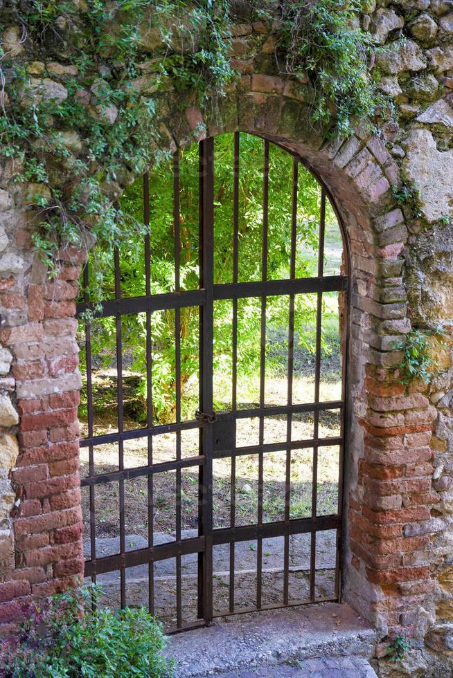 antigua puerta en la antigua muralla foto