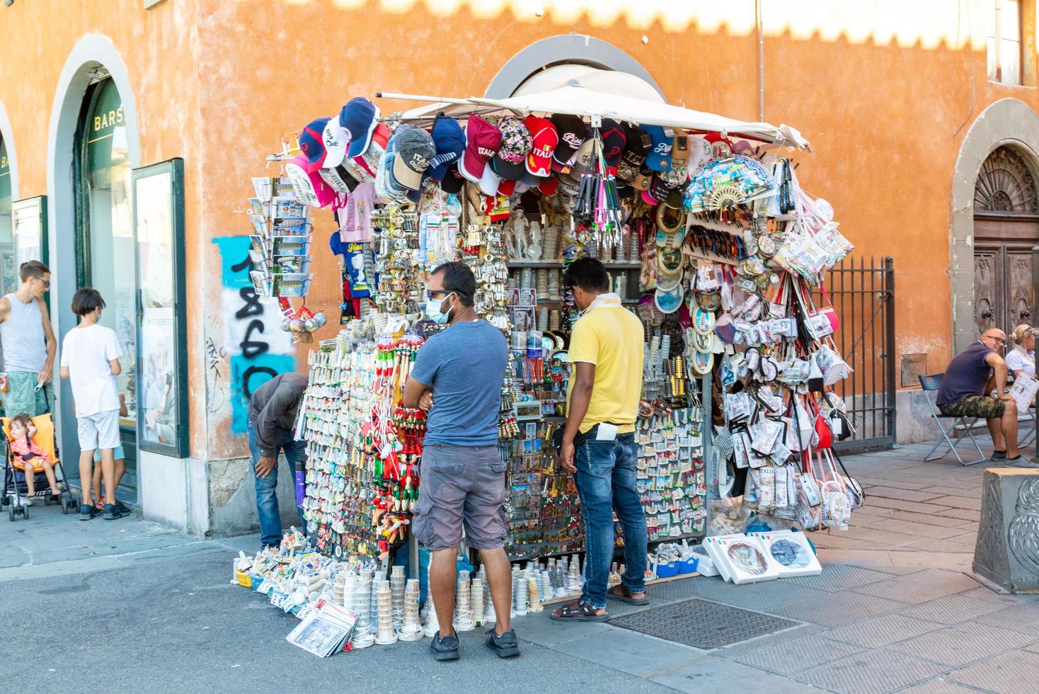 puesto de souvenirs en pisa foto