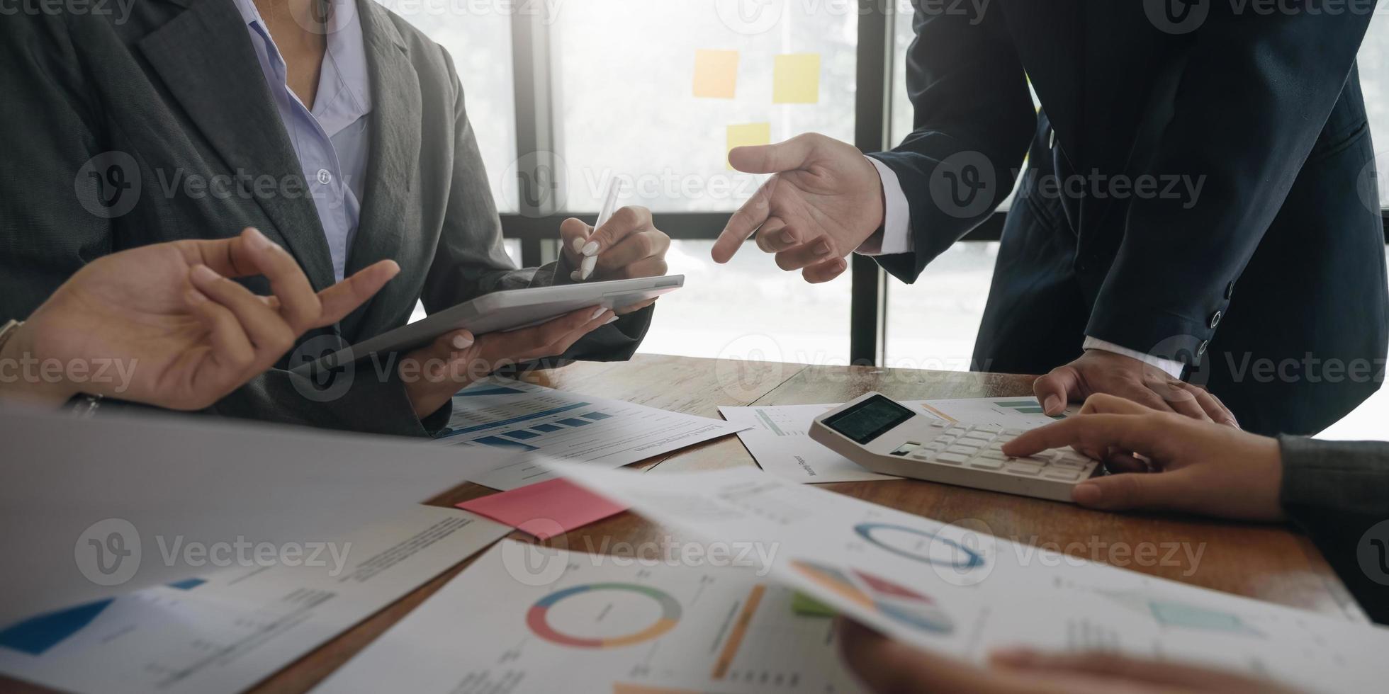 gente de negocios reunida en la oficina para escribir memorandos en la planificación estratégica de la tableta y el concepto de colega de intercambio de ideas foto