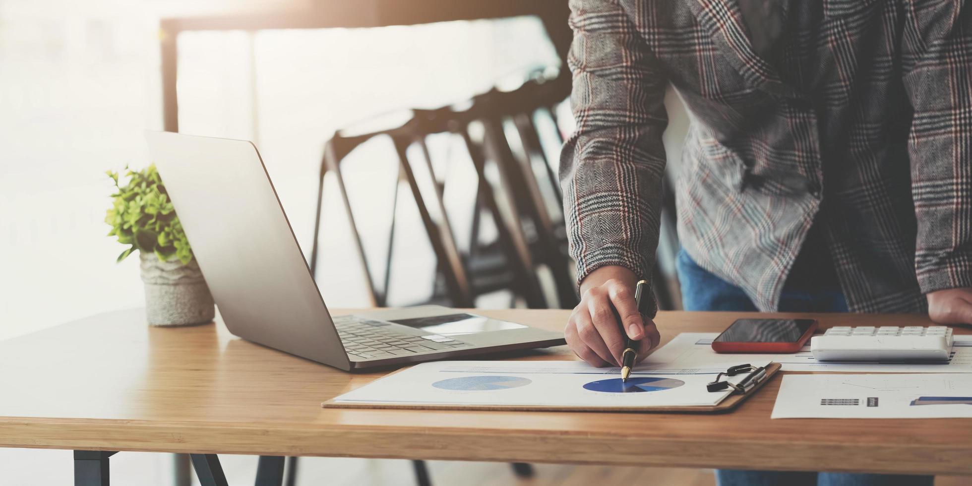 los empresarios o contadores están analizando gráficos sobre finanzas, inversiones, ideas de estrategia de negocios de gráficos, tecnología de análisis de datos. foto