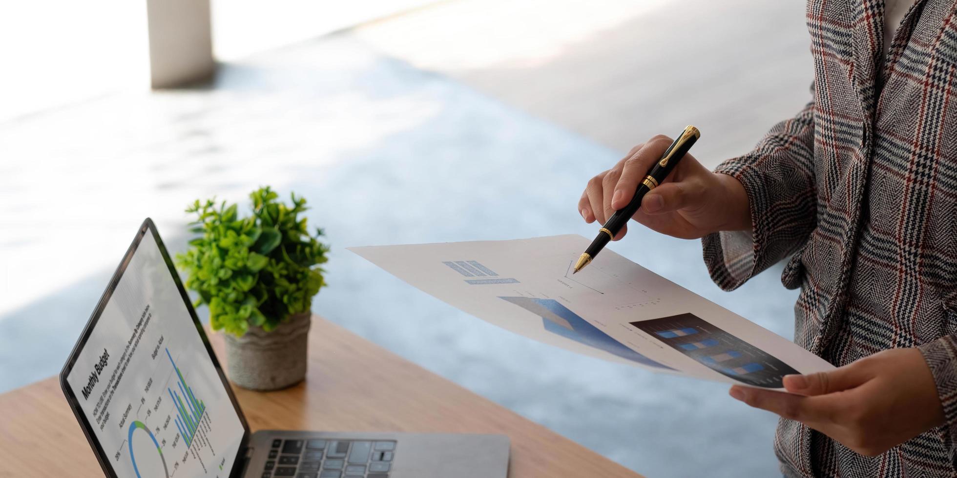 los empresarios o contadores de primer plano están analizando gráficos sobre finanzas, inversiones, ideas de estrategia de negocios de gráficos gráficos, tecnología de análisis de datos. foto