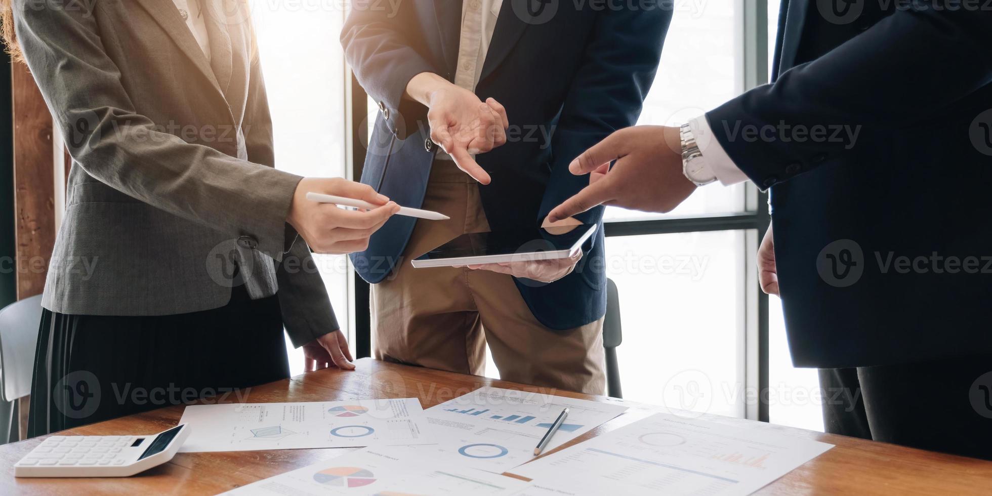 equipo de negocios analizando tablas y gráficos de ingresos con una computadora portátil moderna. close up.análisis de negocio y concepto de estrategia. foto