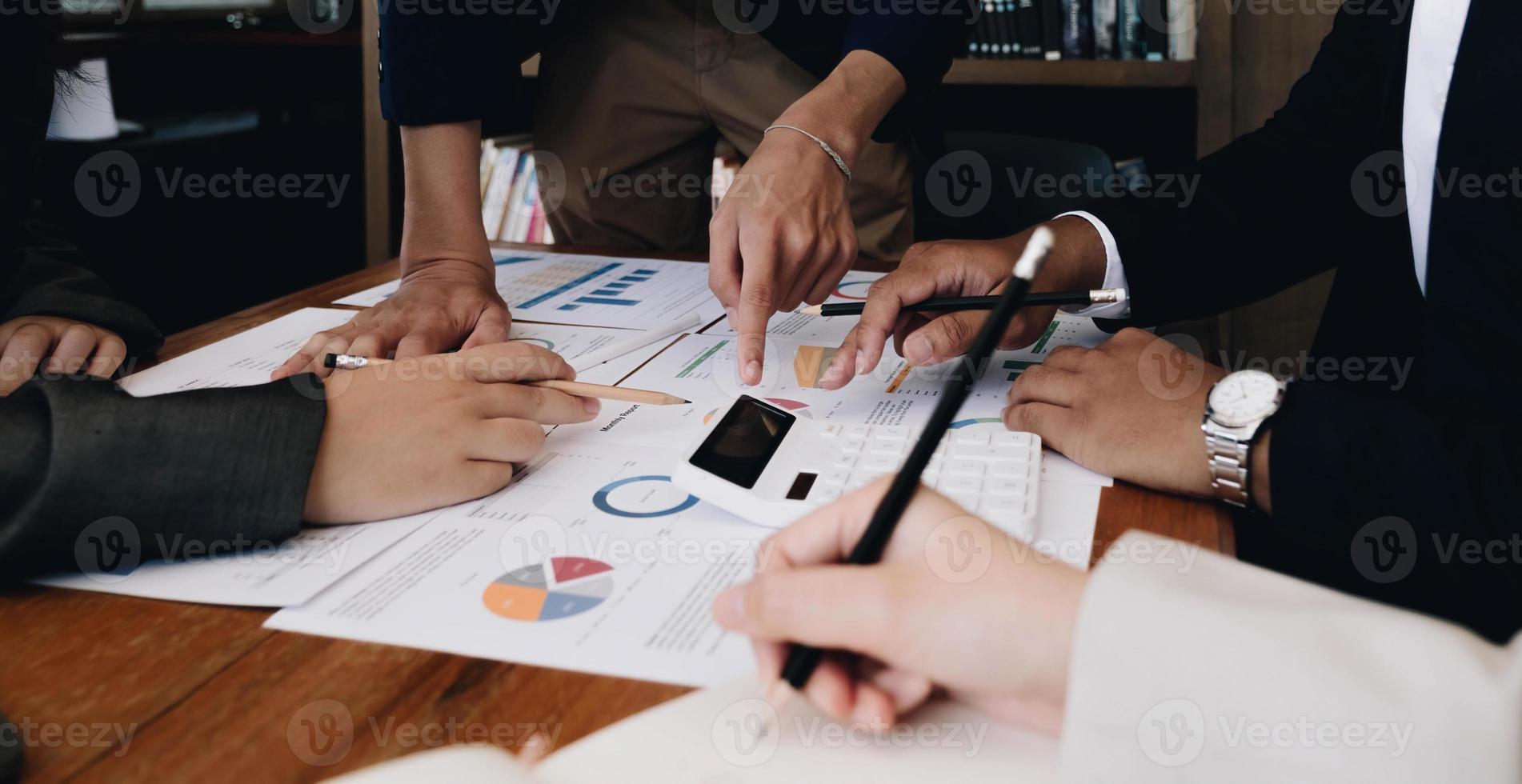 reunión de asesores empresariales asiáticos para analizar y discutir la situación del informe financiero en la sala de reuniones. consultor de inversiones, consultor financiero, asesor financiero y concepto de contabilidad foto