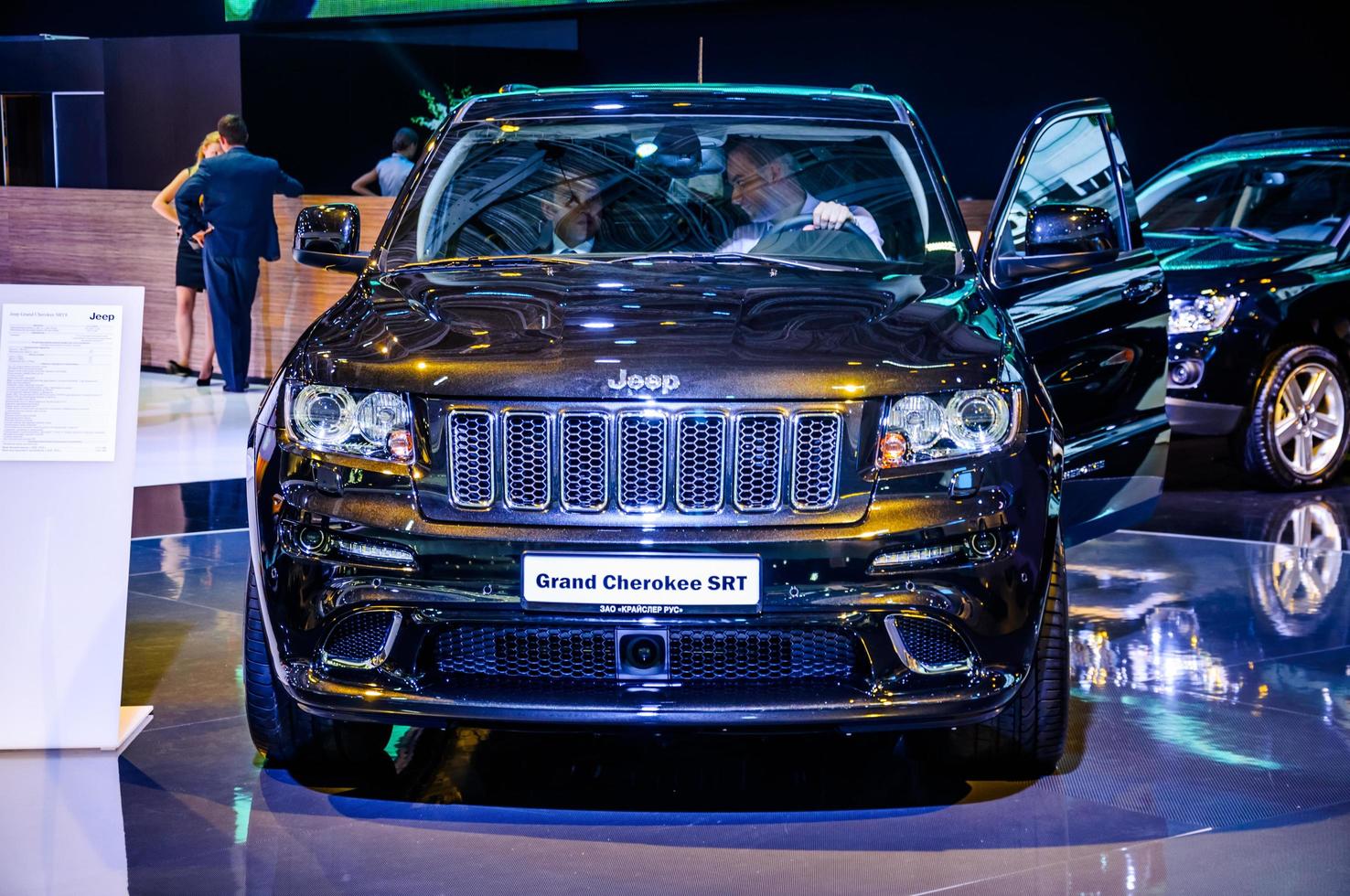 moscú, rusia - agosto de 2012 jeep grand cherokee srt presentado como estreno mundial en el 16º salón internacional del automóvil mias moscow el 30 de agosto de 2012 en moscú, rusia foto