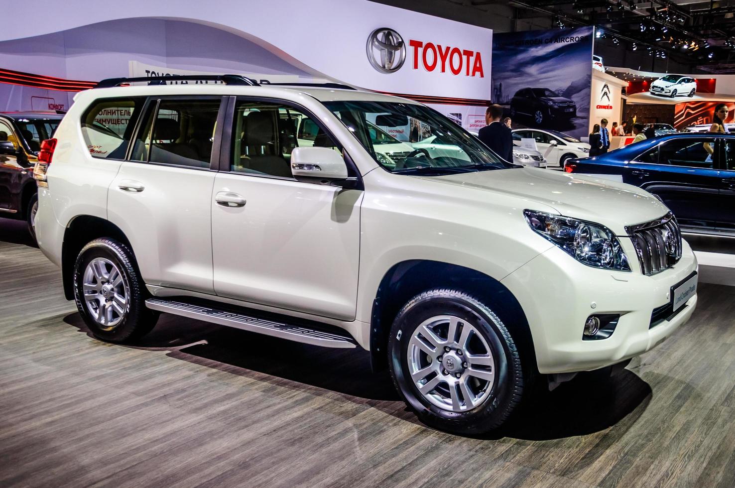 moscú, rusia - agosto de 2012 toyota land cruiser prado j150 presentado como estreno mundial en el 16º salón internacional del automóvil mias moscow el 30 de agosto de 2012 en moscú, rusia foto