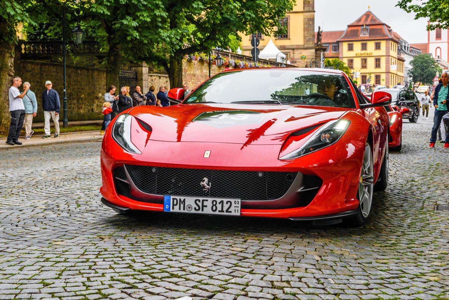 alemania, fulda - jul 2019 red ferrari 812 superfast type f152m es un gran turismo con motor central delantero y tracción trasera producido por el fabricante italiano de autos deportivos ferrari que hizo su debut en el 2017 foto