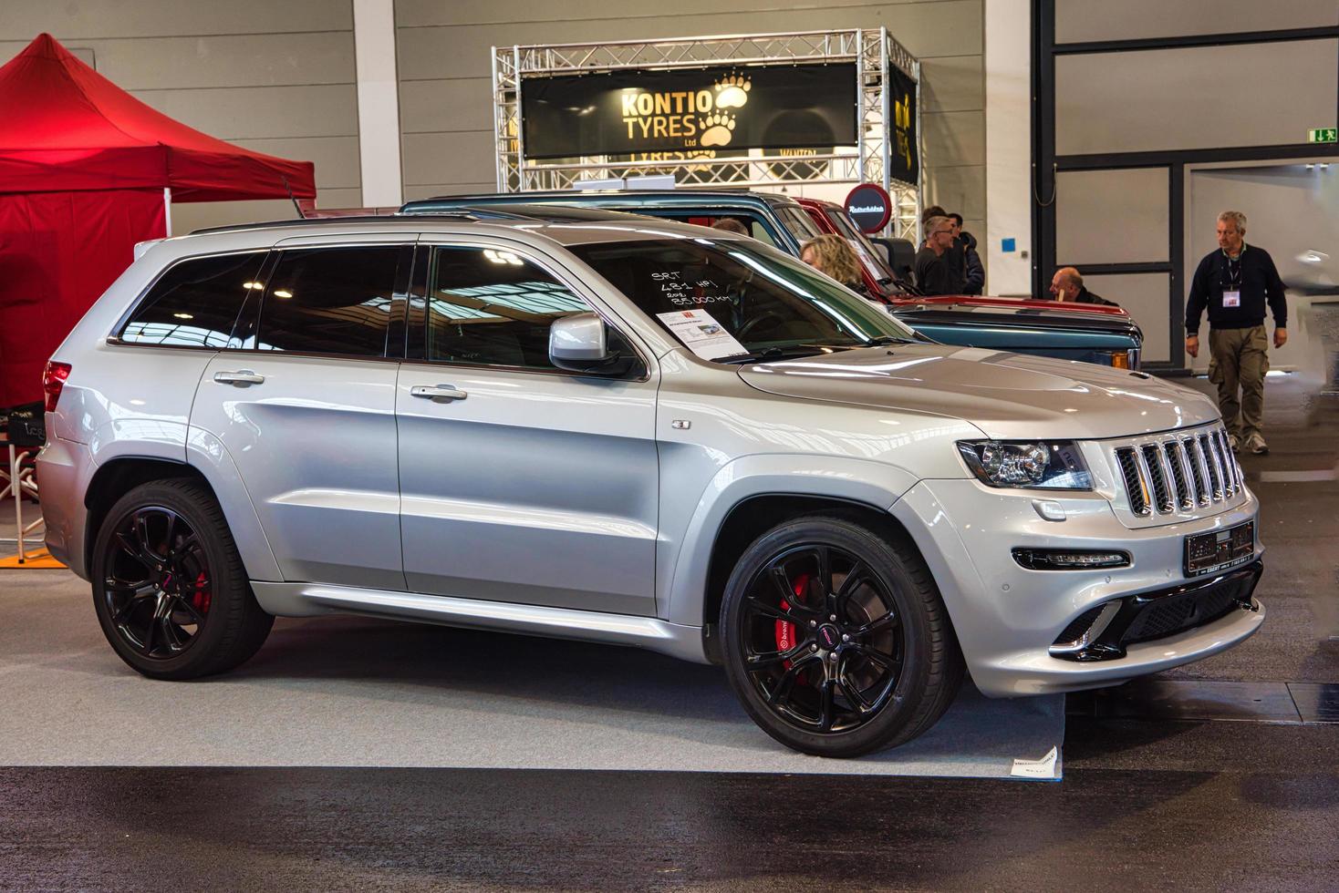 friedrichshafen - jeep grand cherokee wk2 srt 2012 plateado de mayo de 2019 en motorworld classics bodensee el 11 de mayo de 2019 en friedrichshafen, alemania foto