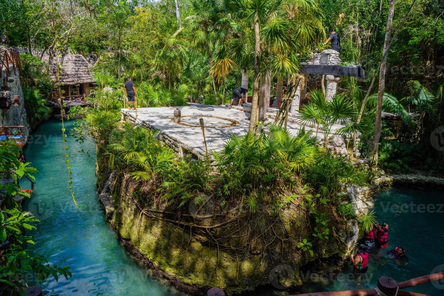 ruinas mayas en el bosque tropical de la selva, playa del carmen, riviera maya, yu atan, méxico foto
