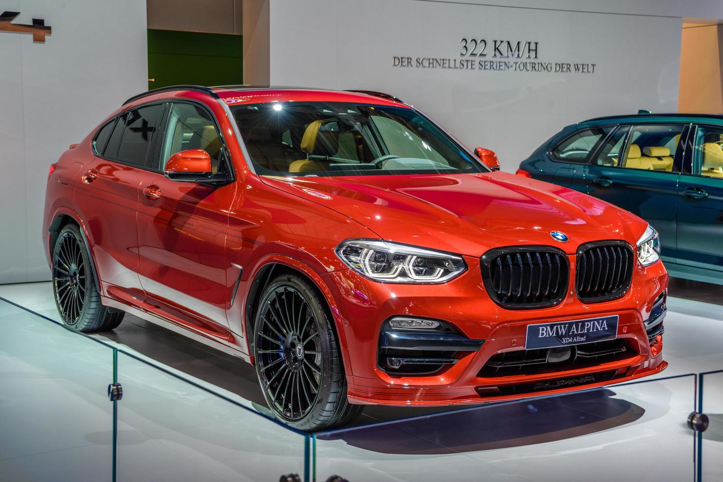 frankfurt, alemania - sept 2019 rojo bmw alpina xd4 allroad x4 suv, exhibición de autos del salón internacional del automóvil iaa foto