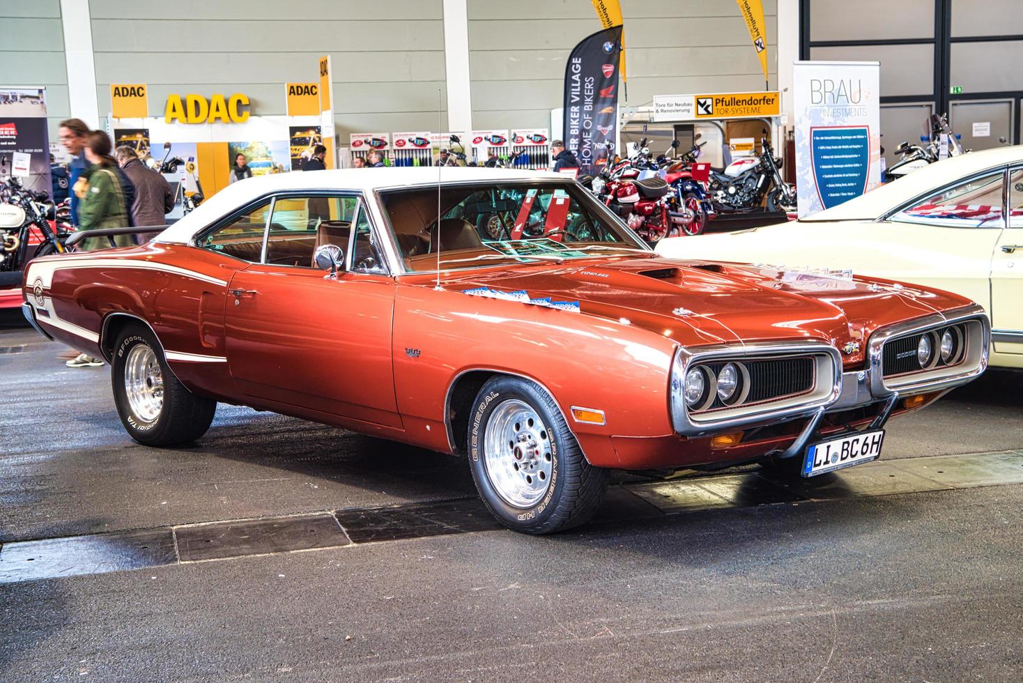 friedrichshafen - mayo 2019 rojo naranja dodge super bee v 1970 coupe en motorworld classics bodensee el 11 de mayo de 2019 en friedrichshafen, alemania foto