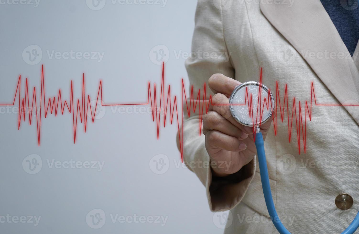 mano del médico con estetoscopio escuchando los latidos del corazón. foto