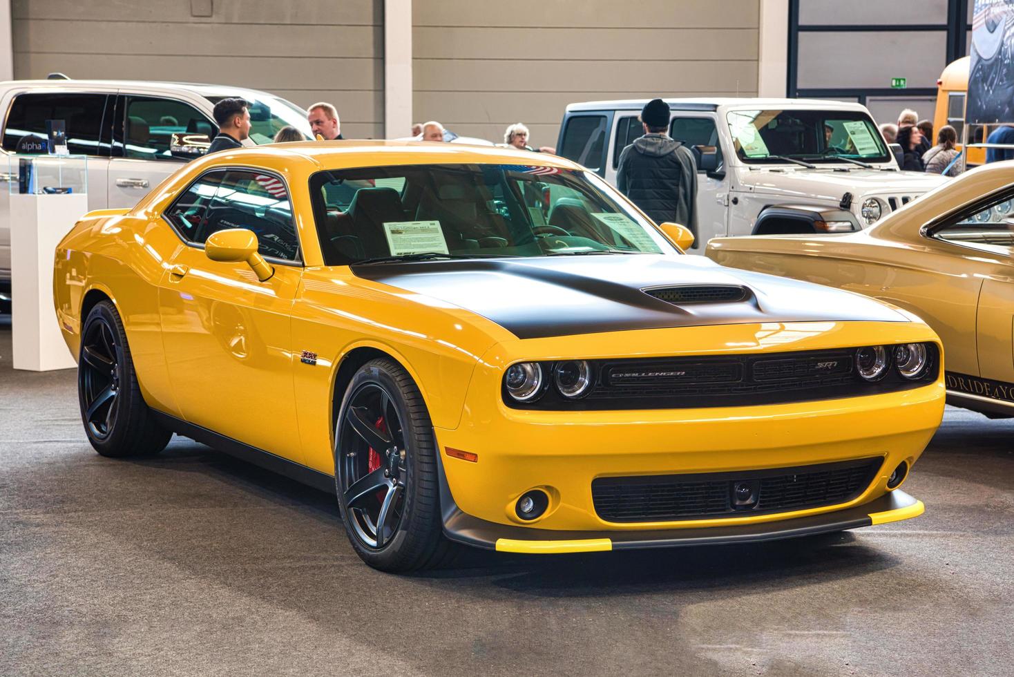 friedrichshafen - mayo 2019 amarillo negro dodge challenger srt-8 2008 en motorworld classics bodensee el 11 de mayo de 2019 en friedrichshafen, alemania foto