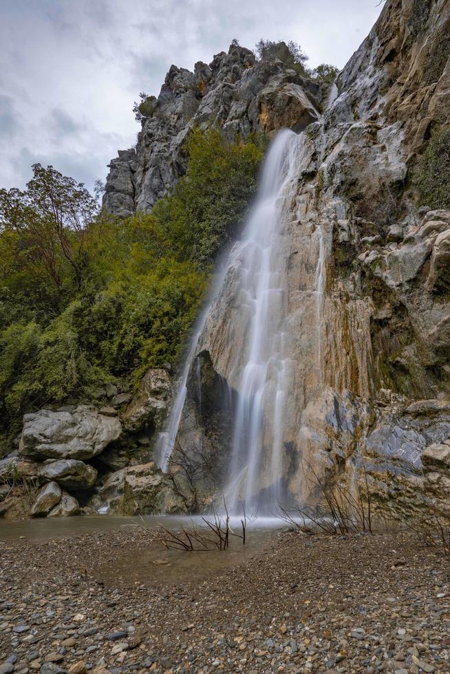 montaña río corriente cascada verde bosque paisaje naturaleza planta árbol selva selva foto